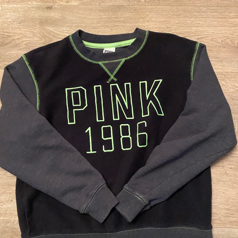Women’s VS PINK sweatshirt